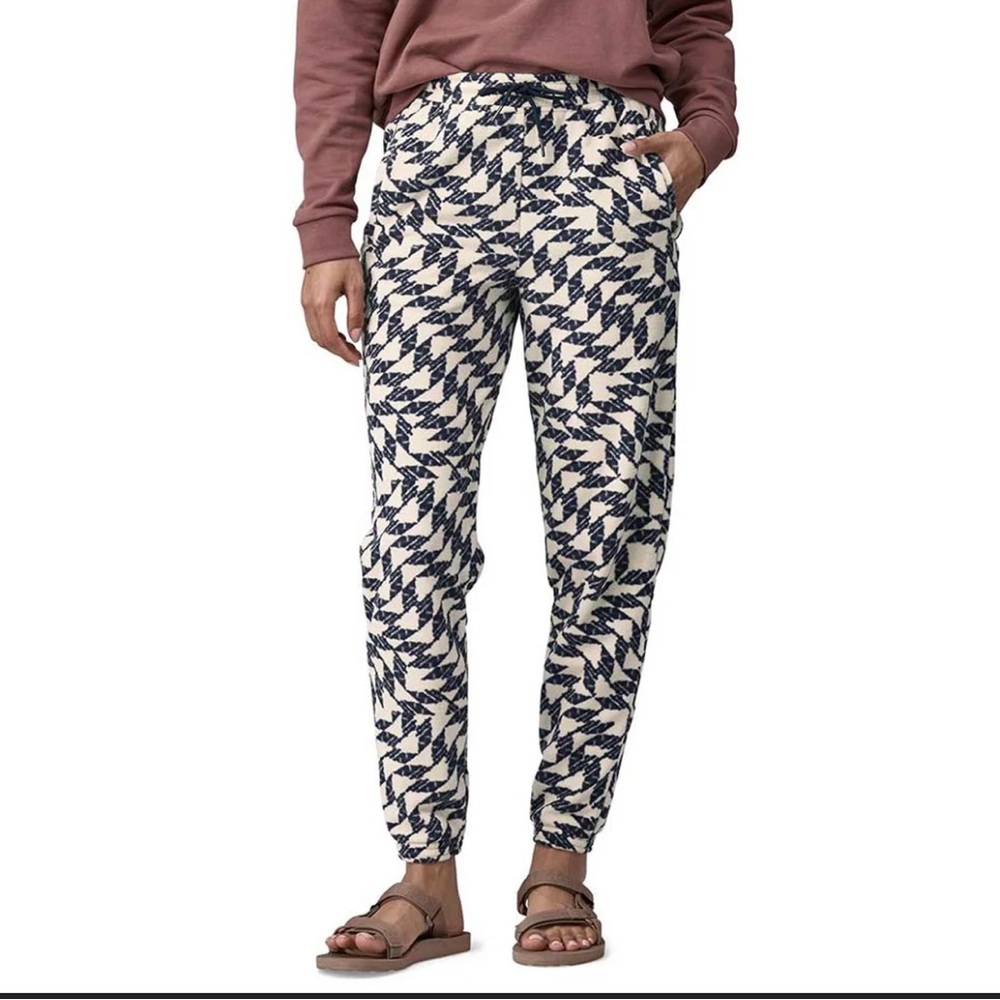 Patagonia Women's Navy and Cream Patterned Joggers